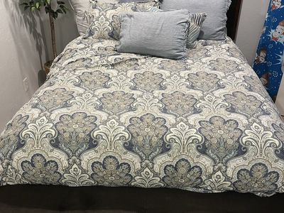 Queen size solid wood bedroom set