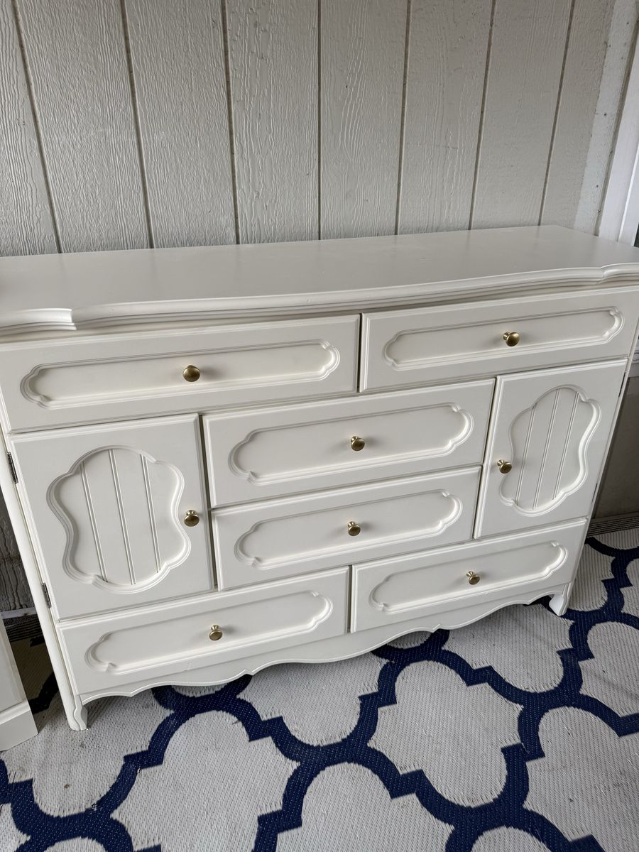 Vintage Style Off- cream Wooden Dresser Credenza with Cabinets & Drawers