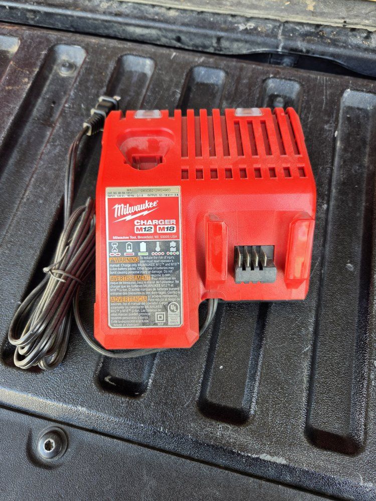 Milwaukee M12 M18 Multi-Voltage Lithium-Ion Battery Charger