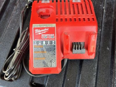 Milwaukee M12 M18 Multi-Voltage Lithium-Ion Battery Charger
