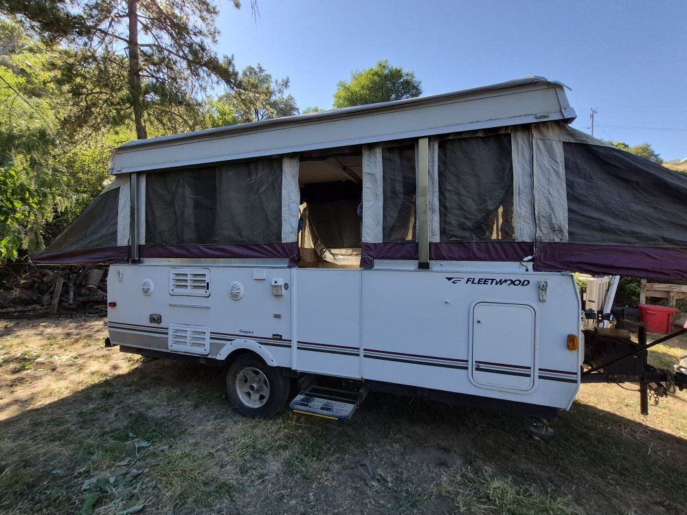 2007 Fleetwood Niagara Pop-Up Tent Travel Trailer Camper with Kitchen and Seating