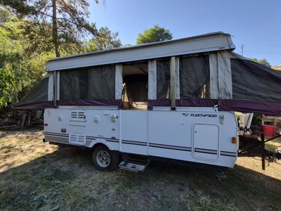 2007 Fleetwood Niagara Pop-Up Tent Travel Trailer Camper with Kitchen and Seating