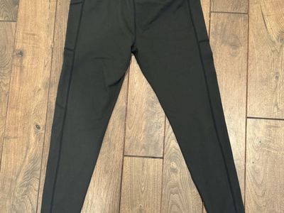 3 Leggings (only one in photo)