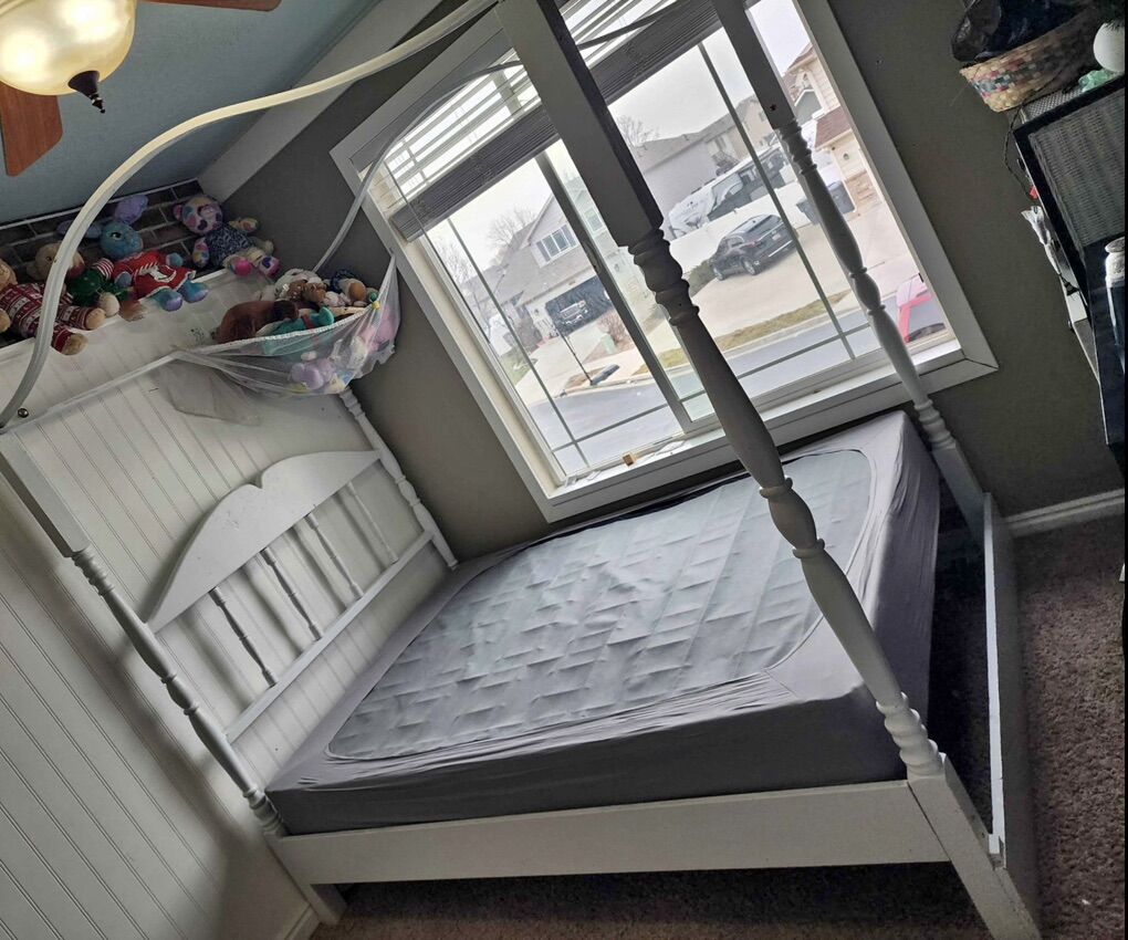 Full Size Canopy Bed