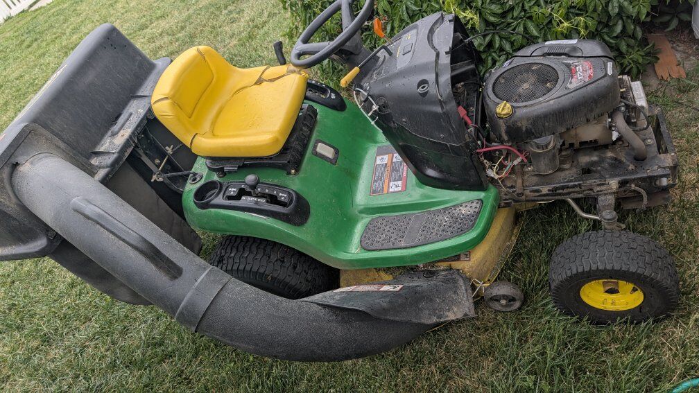John Deere L100 Riding Mower, no hood