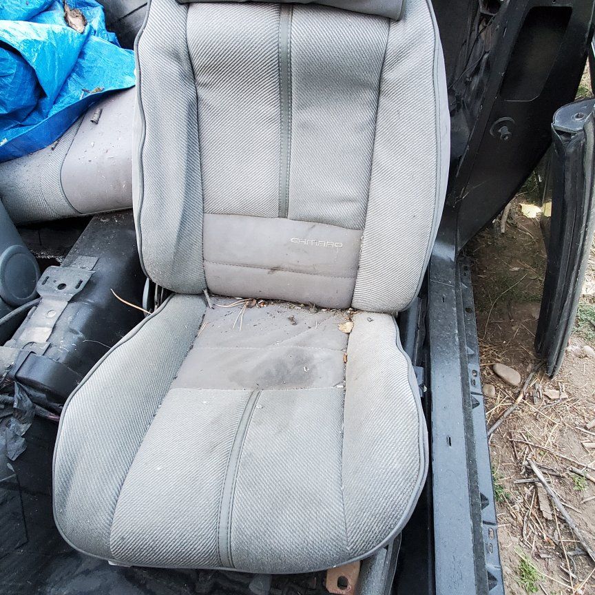 Free Chevrolet Camaro Front Seats - Gray Cloth