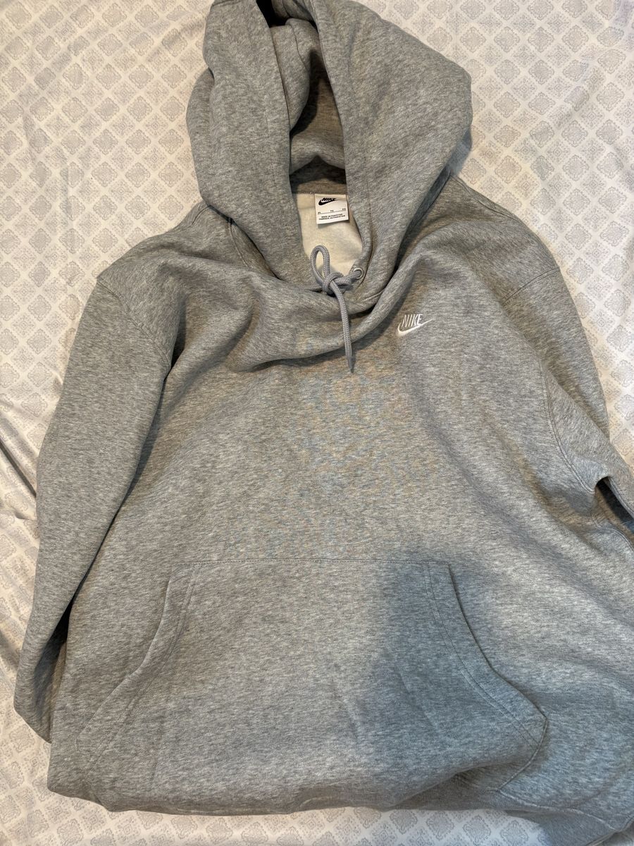 Nike Men's Gray Pullover Hoodie - Size XL (Excellent Condition)