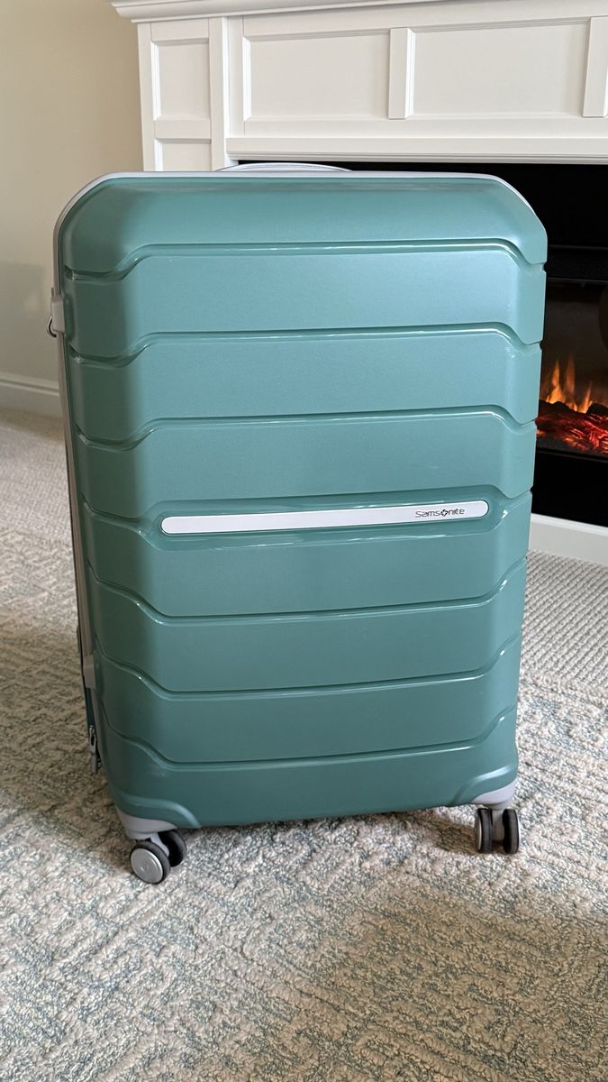 Samsonite Freeform 28” Luggage  *NEW*