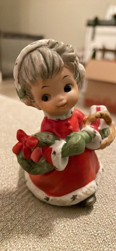 Christmas vintage shopper girl