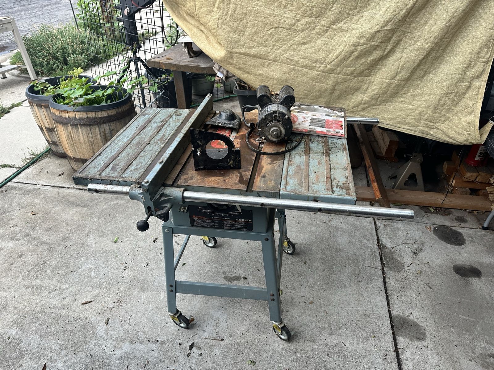 Delta table saw 10 inch contractors saw