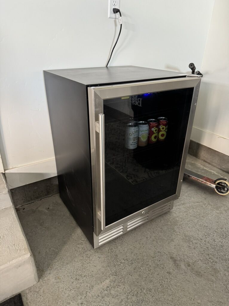 24 Mini Fridge, Glass Door, Door Lock