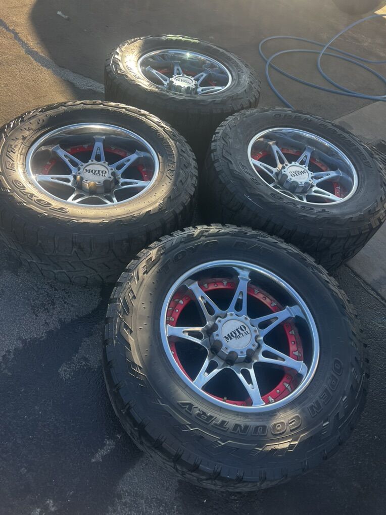 Moto Metal 20 x 10 wheels 37 Tires