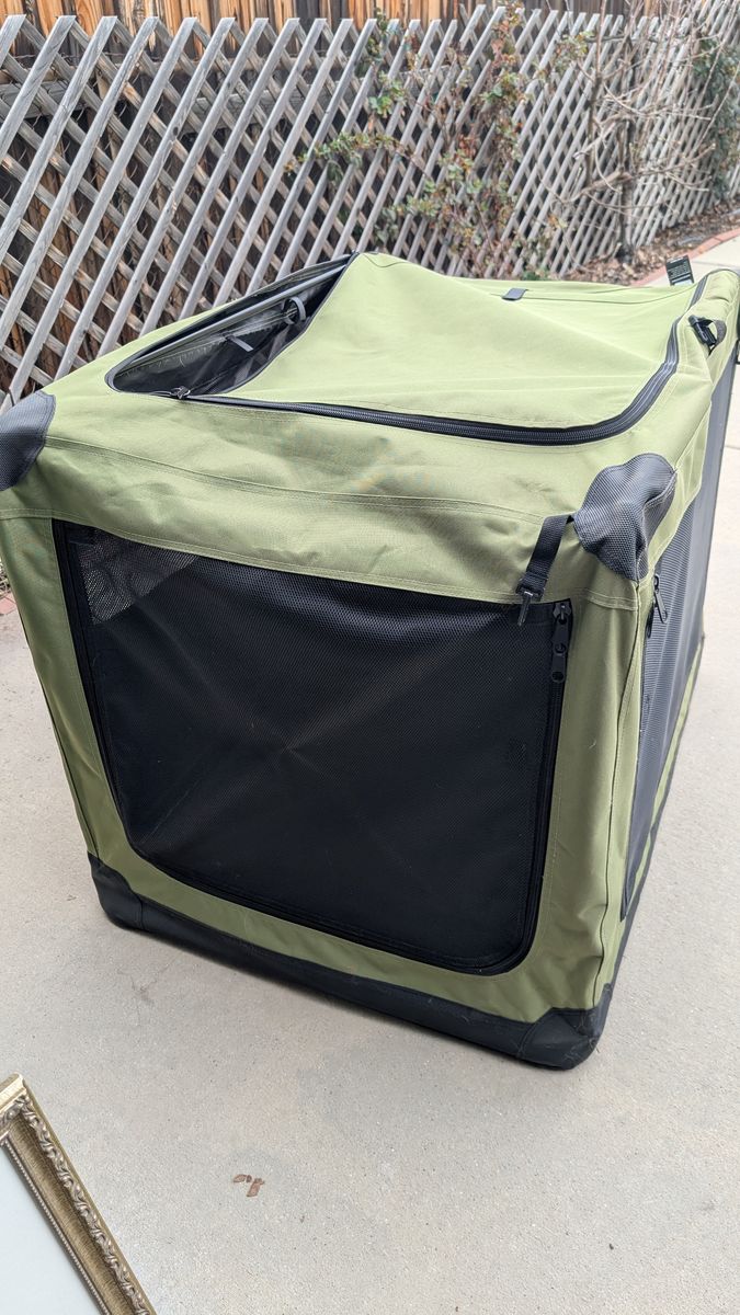 Portable indoor/outdoor soft dog crate.