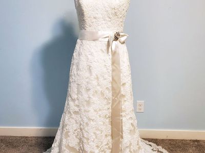 Maggie Sottero Ivory Lace Wedding Dress Size 6 Corset Back with Belt and Veil