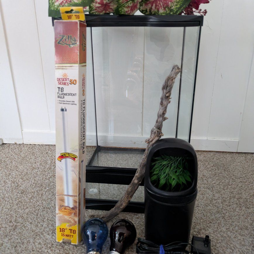 Reptile vertical terrarium enclosure
