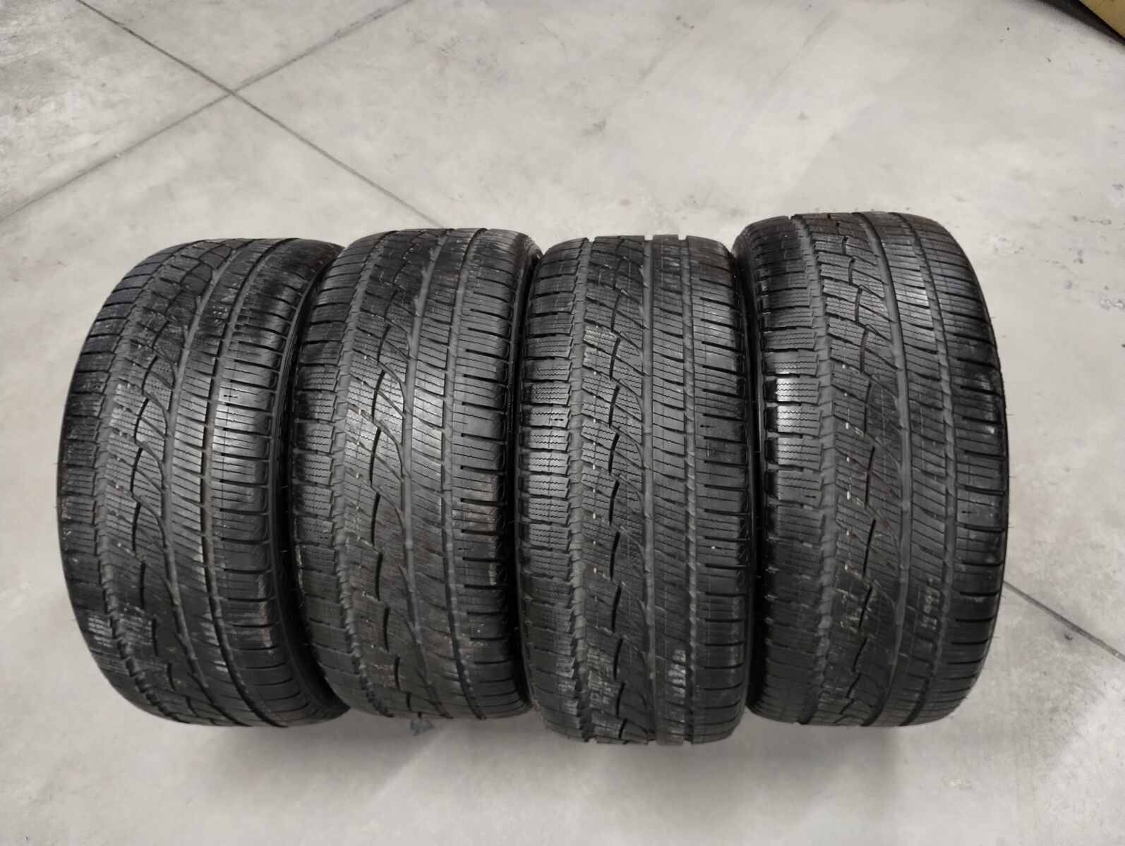 Set of 4 Toyo Celsius II 235/40R18 Tires – Like New – Severe Snow Rated