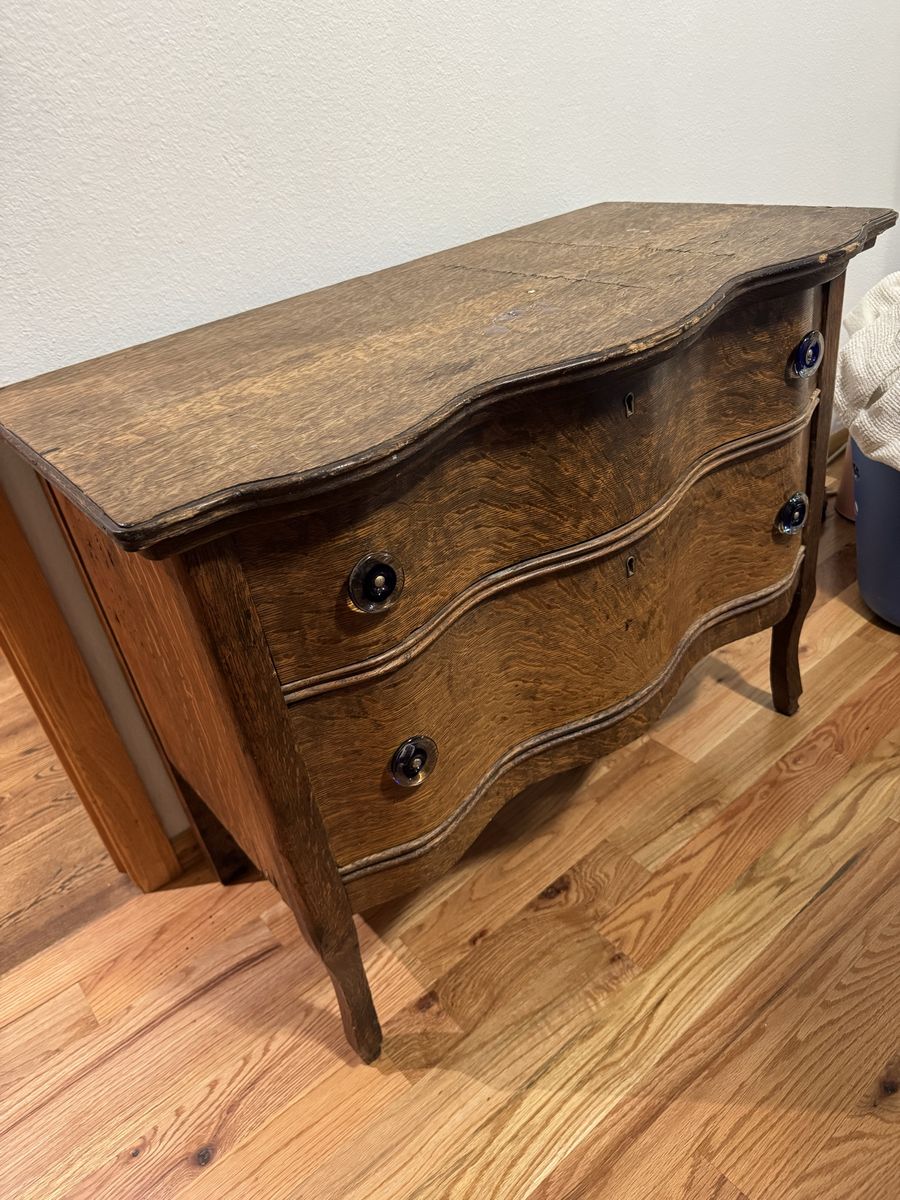 Dresser, 2 Drawers, Classic Curvy Front, wrks well