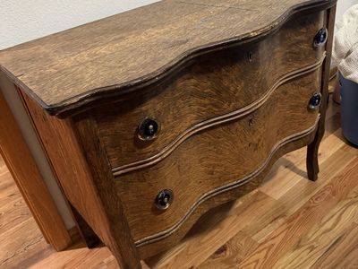 Dresser, 2 Drawers, Classic Curvy Front, wrks well