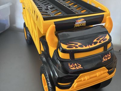 Hot Wheels Monster Truck mover. Transporter Hauler Carrying Case - Yellow/Black