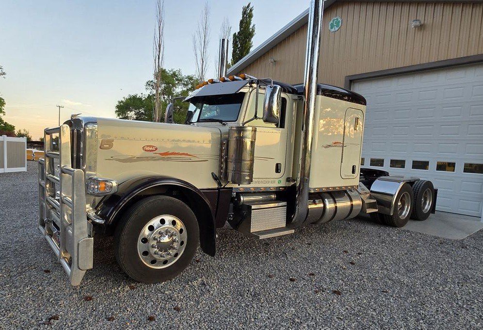 Clean 2014 Peterbilt 389 w/Cummins ISX 600hp, 18-speed Eaton, Sleeper Semi-Truck, Truck Tractor