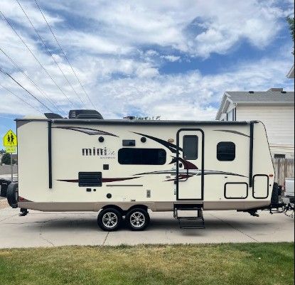 2018 ROCKWOOD MINI LITE - 26 FT - SINGLE OWNER