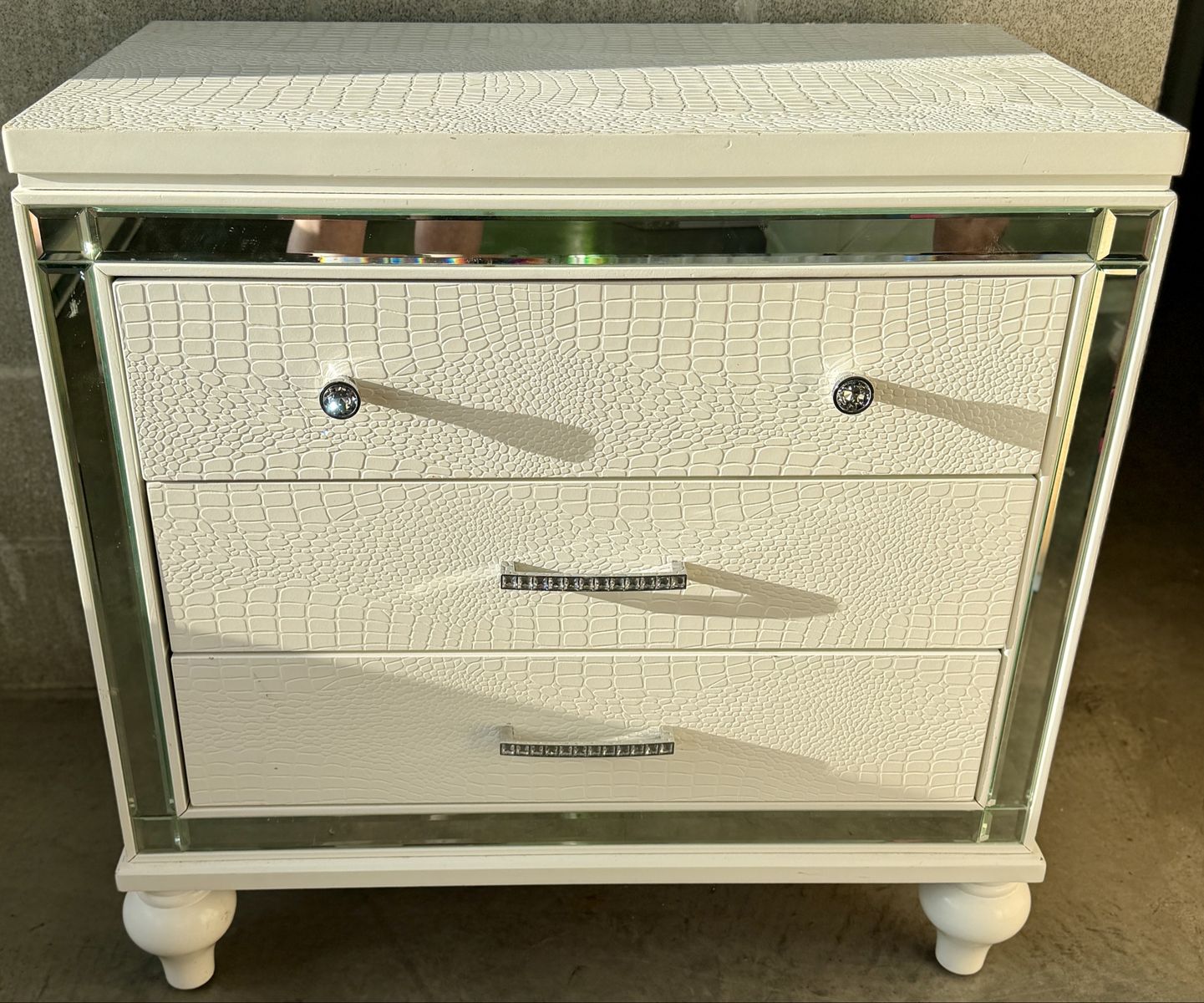 White Glam 3-Piece Matching Bedroom Set