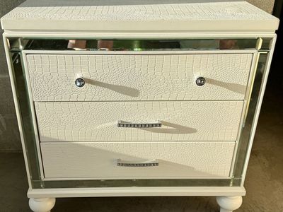 White Glam 3-Piece Matching Bedroom Set