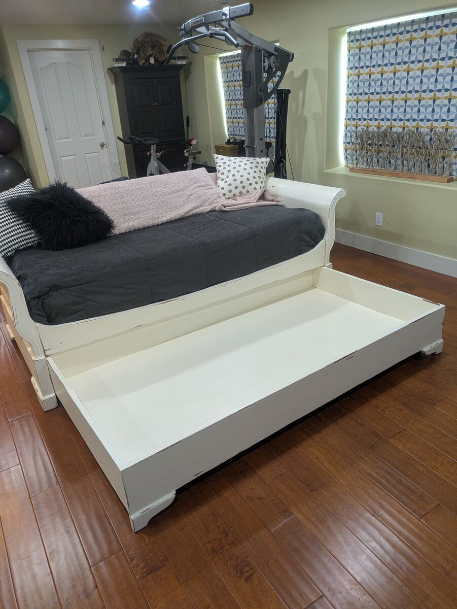 Solid Wood Sleigh Daybed w/ Trundle
