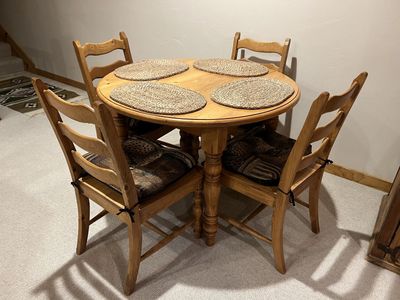 Rustic Solid Wood Round Dining Table Set with 4 Ladder Back Chairs & Cushions