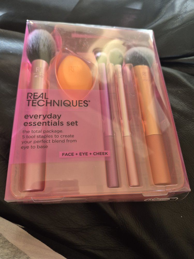 Real Techniques Everyday Essentials Makeup Brush and Sponge Set New