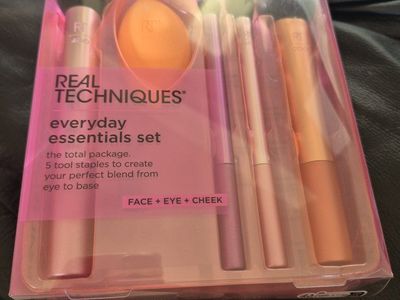 Real Techniques Everyday Essentials Makeup Brush and Sponge Set New