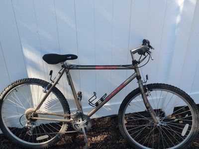 XL Scott Mohaka