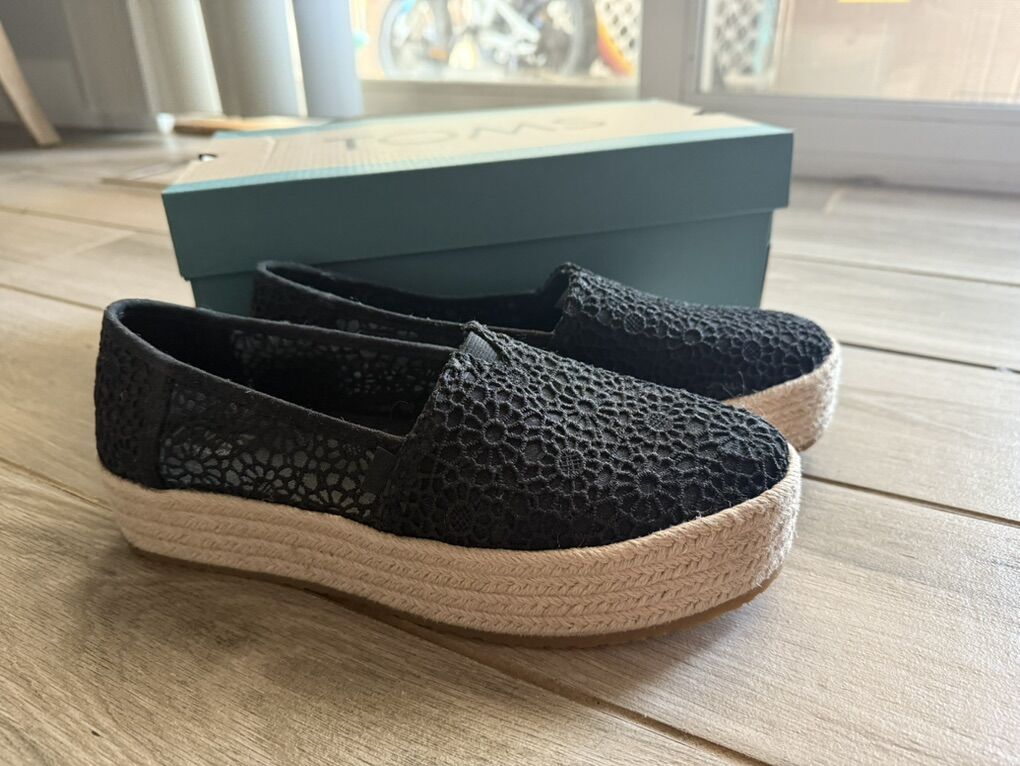 NEW-Toms Lace Platforms-size 9