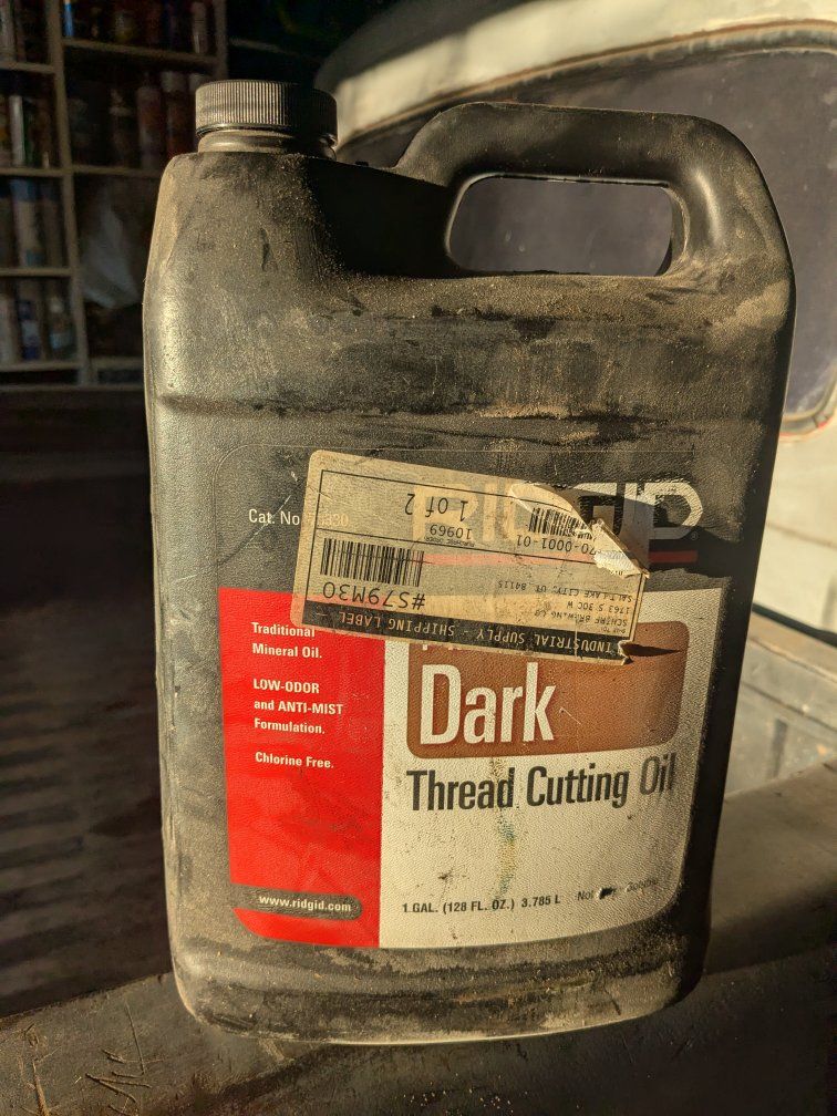 Gallon Ridgid dark pipe thread cutting oil lathe