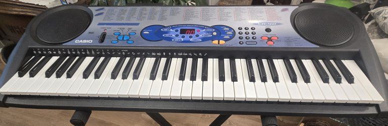 Casio LK-40 Keyboard with stand and power supply