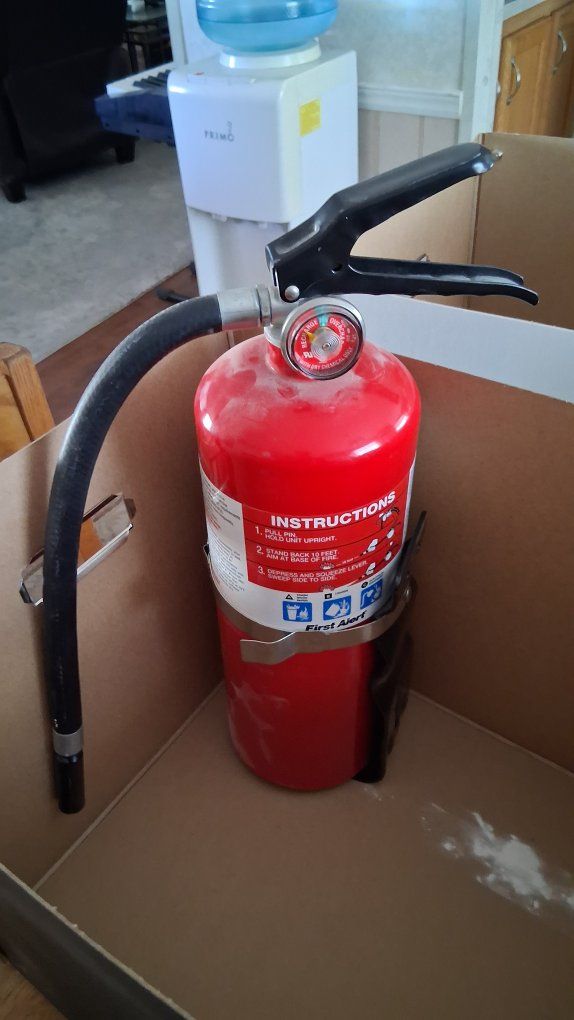 First Alert Heavy Duty Rechargeable Fire Extinguisher.Visual Status AssessmentPressure