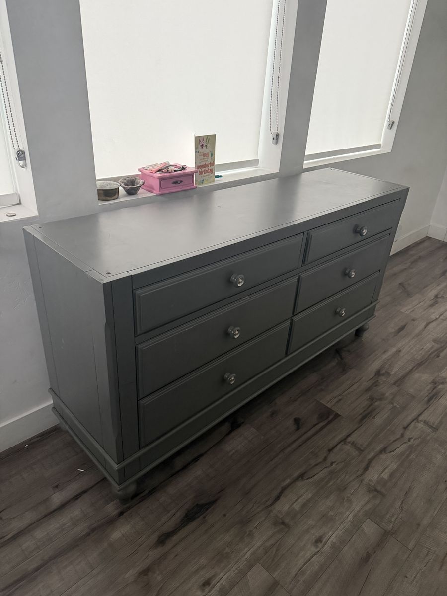 Beautiful, large Gray 6-Drawer Dresser with Round Knobs