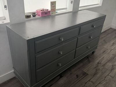 Beautiful, large Gray 6-Drawer Dresser with Round Knobs