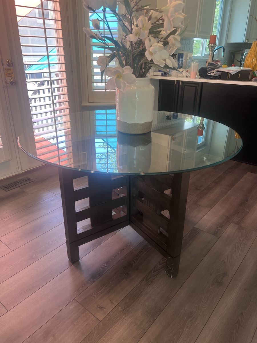 Round glass dining table!