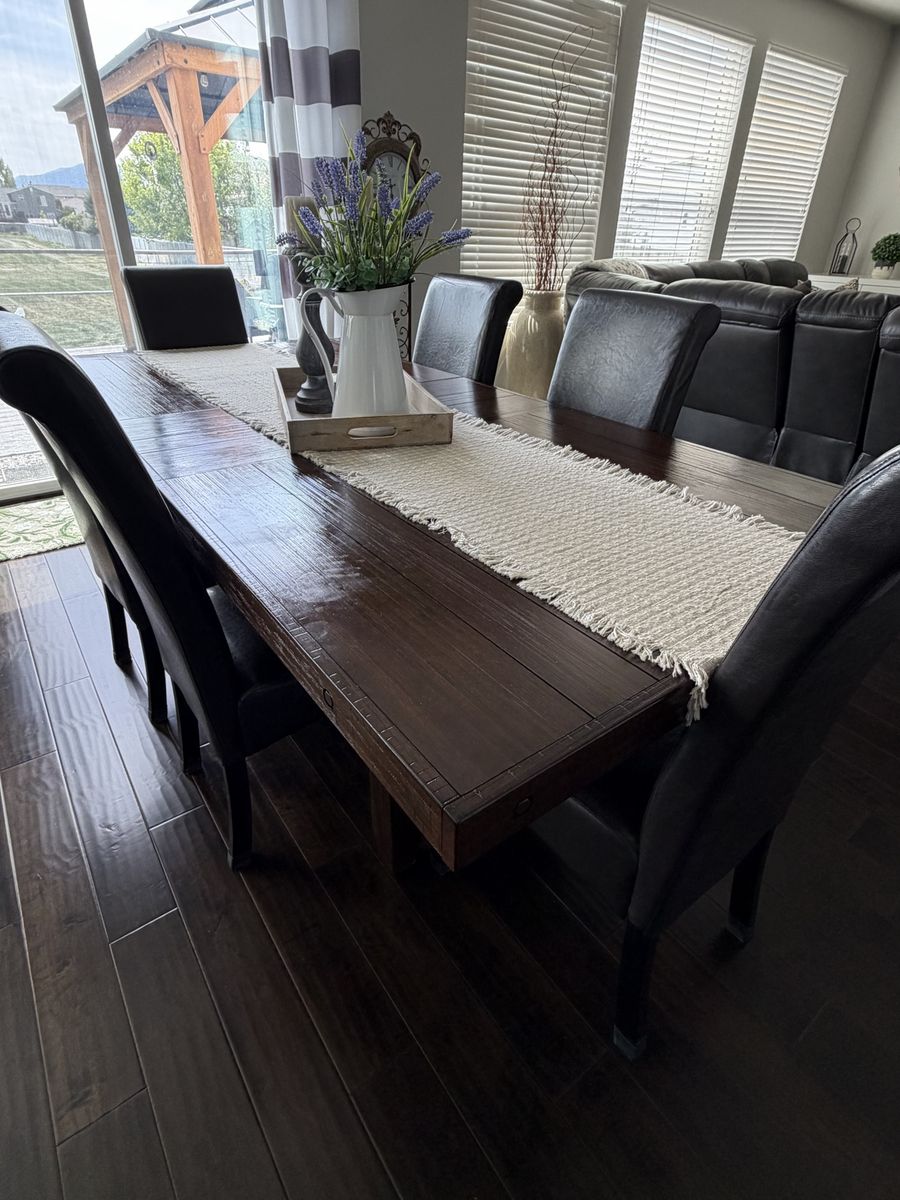 Farmhouse Table w/ 6 Chairs