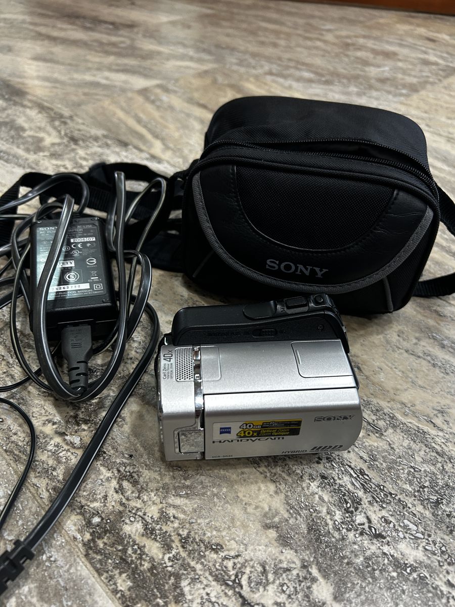 Sony DCR-SR46 compact video camera - Excellent fully working condition