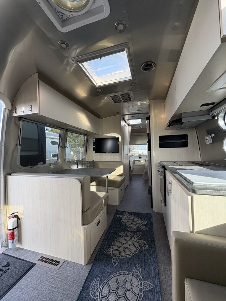 2024 Airstream Flying cloud 28' rear bed twin - Light soaked