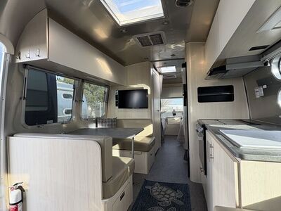 2024 Airstream Flying cloud 28' rear bed twin - Light soaked