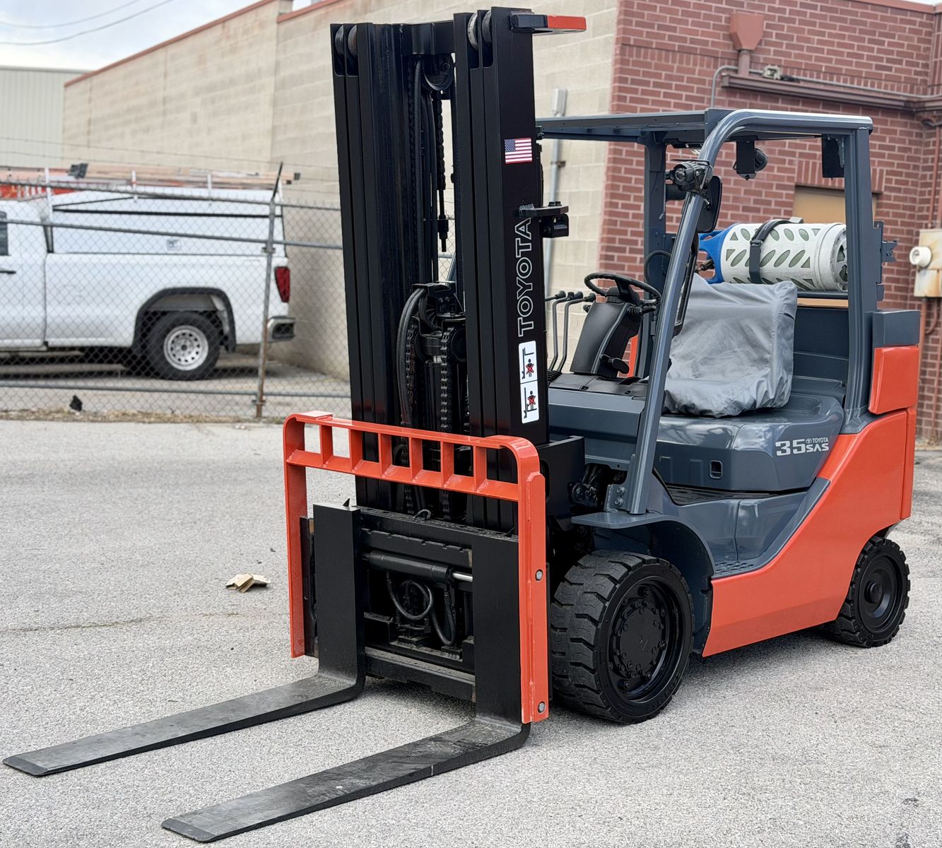 TOYOTA FORKLIFT 8000LB CAPACITY FORK LIFT