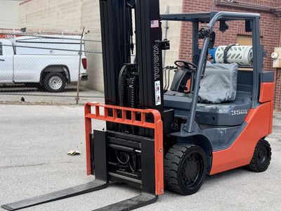TOYOTA FORKLIFT 8000LB CAPACITY FORK LIFT