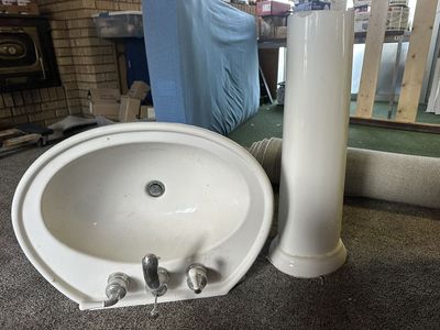 White Porcelain Pedestal Bathroom Sink Basin with Faucet Fixtures