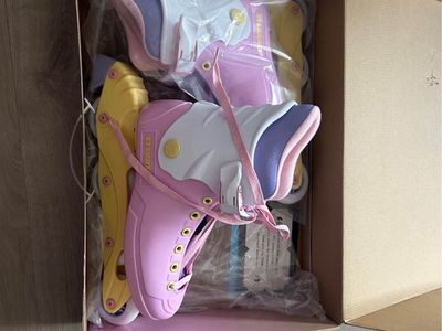 ROLLER SKATES SIZE 8. OBO