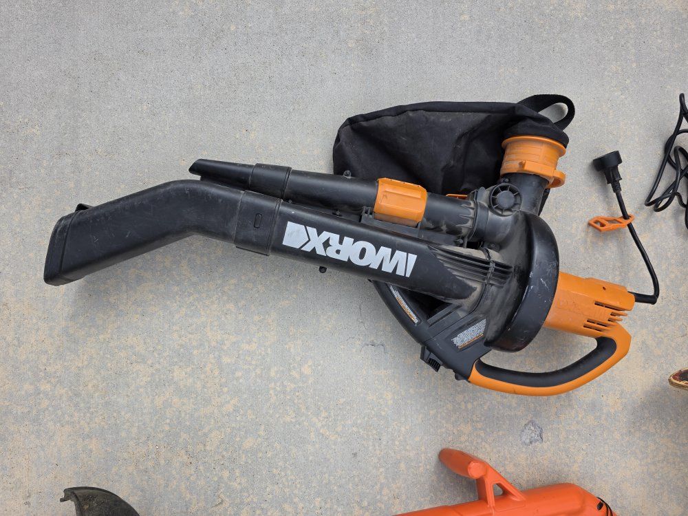 WORX WG505 Electric Blower/Mulcher/Vacuum - 16:1 Mulch Ratio, 2-Speed 12-Amp