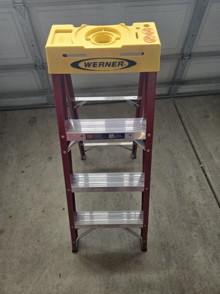 werner fiberglass 4 ft ladder lightly used
