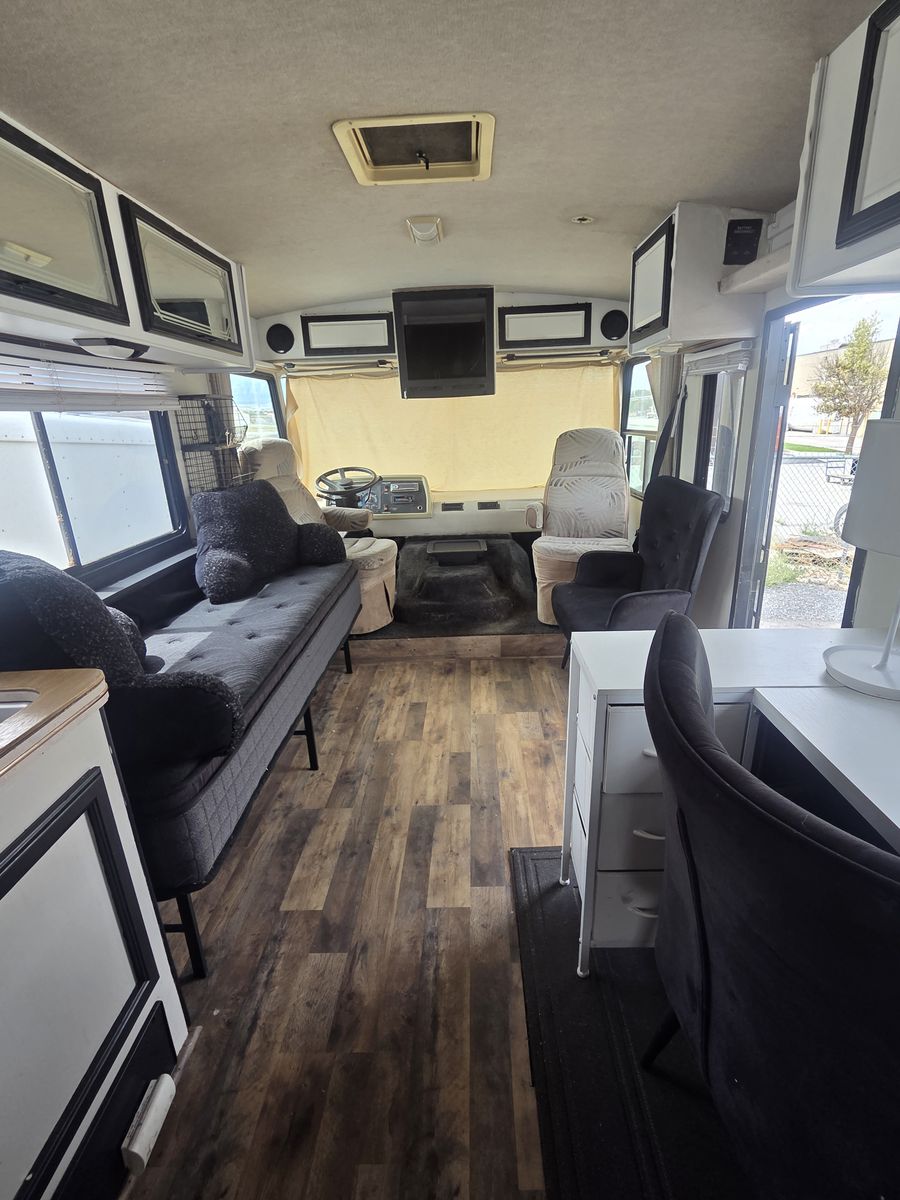 1999 Fleetwood Flair Motorhome Camping Hunter Winter Ready  Runs Great, Needs Minor Fixes!  $5,000.00 OBO ​ 